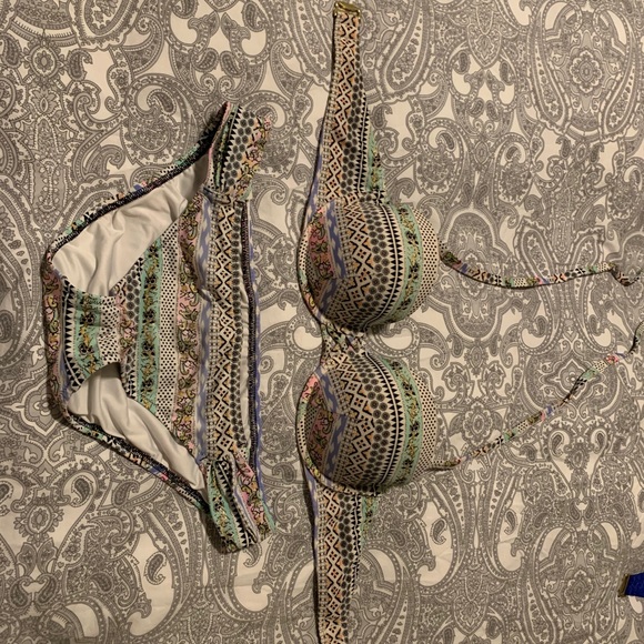 Victoria’s Secret Bikini - Picture 1 of 3